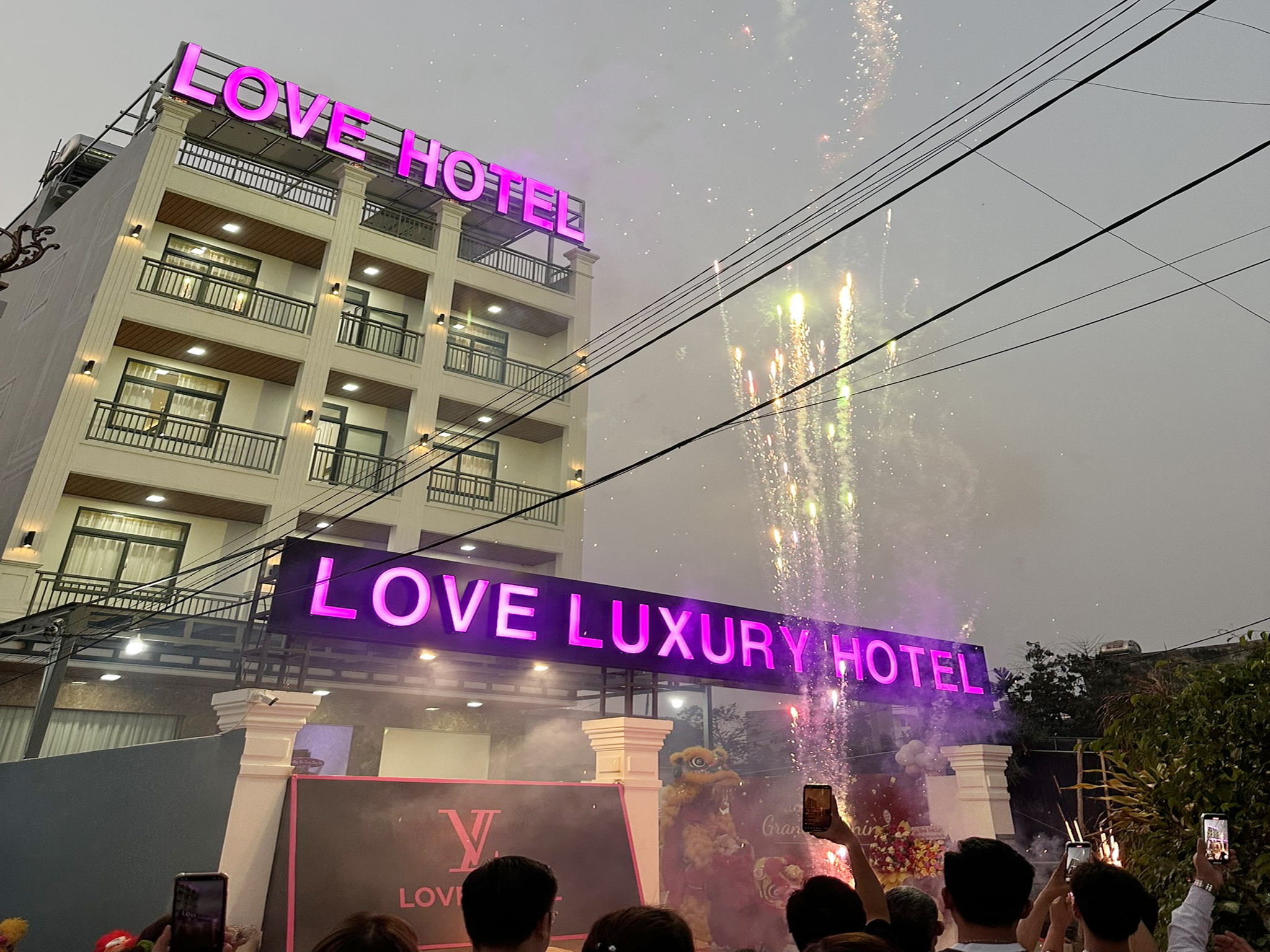 Công trình lắp đặt rèm vải 2 lớp chống nắng 100% tại Love Luxury Hotel – Vườn Lài